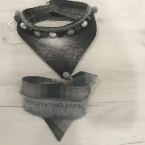 Apaszka w modną kratę z kuleczkami dla psiej elegantki