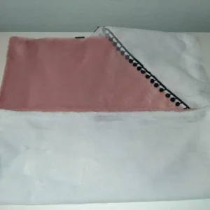 Miły w dotyku dwustronny koc z kapturkiem i pomponikami