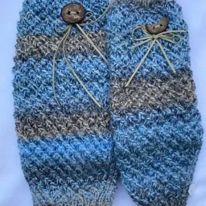 Sweter ręcznie robiony szaro-niebieski z ozdobnym guzikiem XS/S
