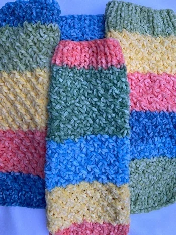 Sweter ręcznie robiony w kolorowe paski S